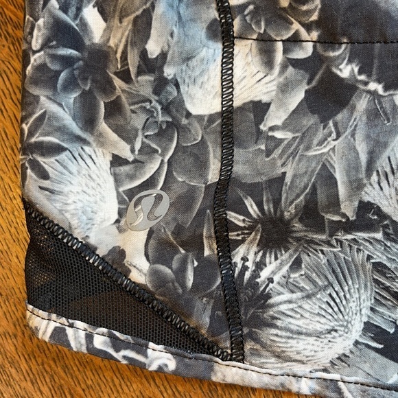 Lululemon Hotty Hot Short Flowabunga Black Angel Wing Size 10 - Picture 6 of 12